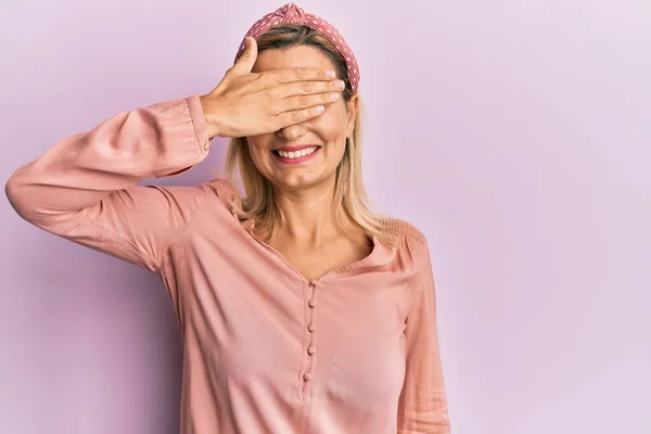 Orta Yaşlı Beyaz Kadın Sıradan Kıyafetler Giyiyor Gülümsüyor Elleri Yüzünde — Stok fotoğraf