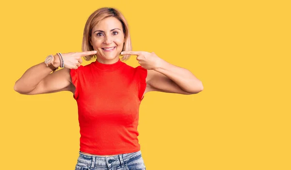 Mujer Rubia Joven Con Ropa Casual Sonriendo Alegre Mostrando Señalando — Foto de Stock