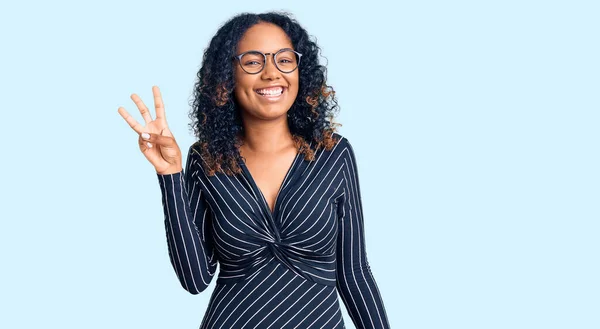 Genç Afro Amerikalı Kadın Günlük Kıyafetler Gözlük Takıyor Numaralı Parmaklarıyla — Stok fotoğraf
