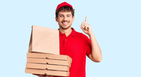Mladý Pohledný Muž Kudrnatými Vlasy Drží Dodávku Krabice Pizzy Překvapen — Stock fotografie