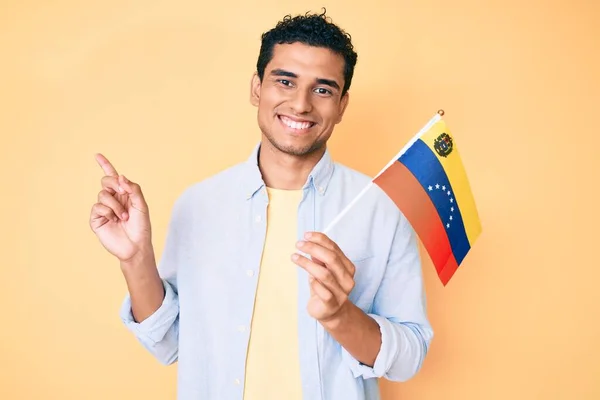 Ung Stilig Hispanic Man Håller Venezuelan Flagga Ler Glad Pekar — Stockfoto