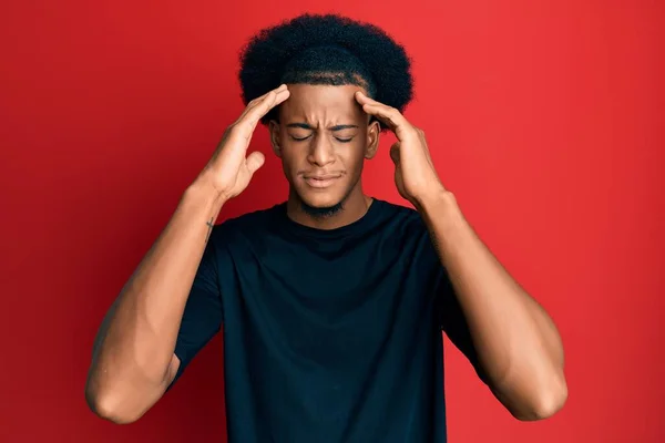 머리에 머리에 아프리카 미국인 스트레스때문에 편두통으로 고생하다 — 스톡 사진