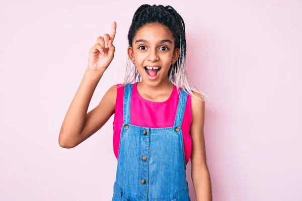 Junge Afrikanisch Amerikanische Mädchen Mit Zöpfen Tragen Lässige Kleidung Über — Stockfoto