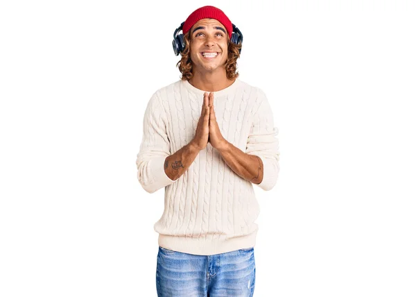 Jovem Hispânico Ouvindo Música Usando Fones Ouvido Implorando Orando Com — Fotografia de Stock