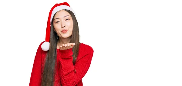 Joven Mujer China Con Sombrero Navidad Mirando Cámara Soplando Beso —  Fotos de Stock