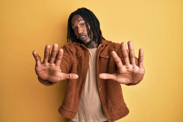 茶色のレトロなジャケットを身に着けているアフリカ系アメリカ人の男は 手の手のひらで停止ジェスチャーを行います 怒っているとフラストレーション式 — ストック写真