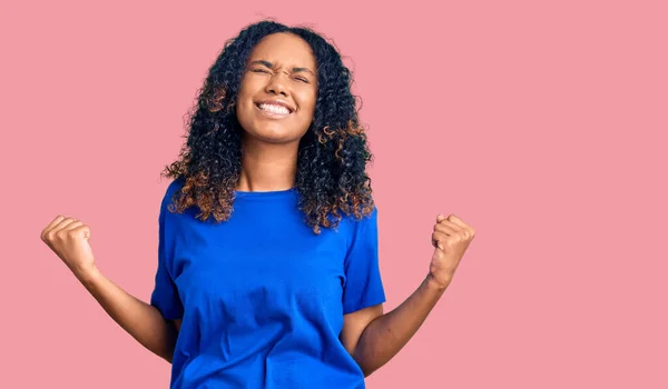 Jovem Afro Americana Vestindo Roupas Casuais Muito Feliz Animado Fazendo — Fotografia de Stock