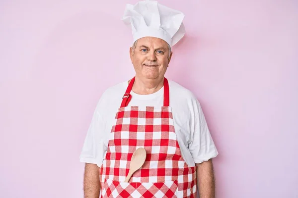 Senior Gråhårig Man Bär Professionell Bagare Förkläde Med Ett Glatt — Stockfoto