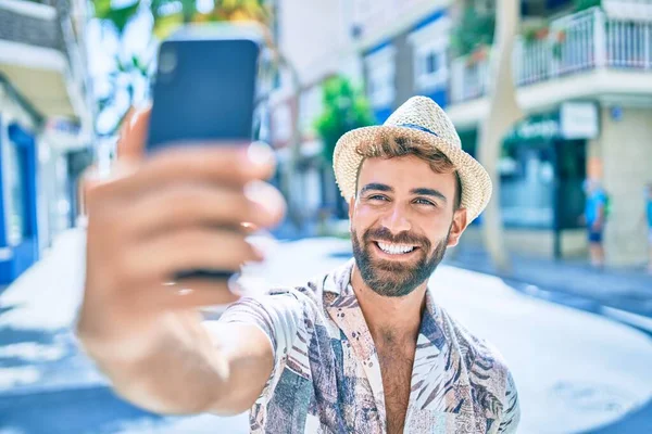 Genç Spanyol Adam Tatilde Gülümsüyor Şehrin Caddesindeki Akıllı Telefonun Yanında — Stok fotoğraf