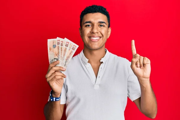 Joven Árabe Sosteniendo Billetes Libras Reino Unido Sonriendo Con Una —  Fotos de Stock