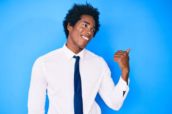 Bello Afro Americano Uomo Con Capelli Afro Indossa Camicia Lavoro — Foto Stock