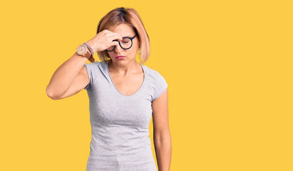 Mulher Loira Jovem Vestindo Roupas Casuais Cansado Esfregando Nariz Olhos — Fotografia de Stock