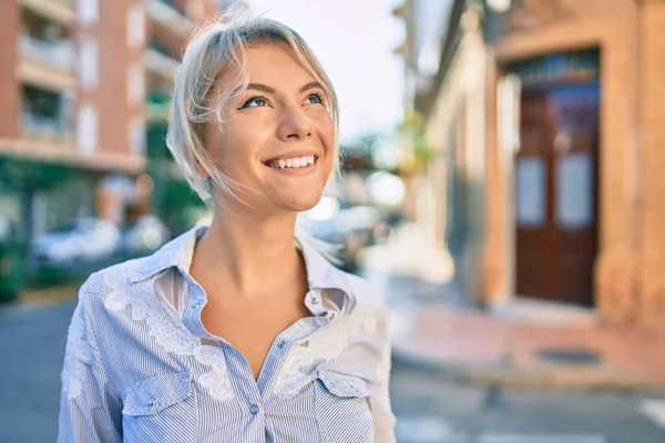 Genç Sarışın Kadın Gülümseyerek Şehirde Mutlu Mesut Yürüyor — Stok fotoğraf