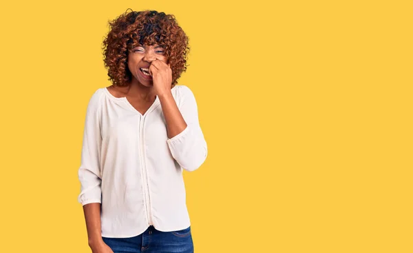 Jonge Afro Amerikaanse Vrouw Draagt Casual Kleren Die Gestrest Nerveus — Stockfoto