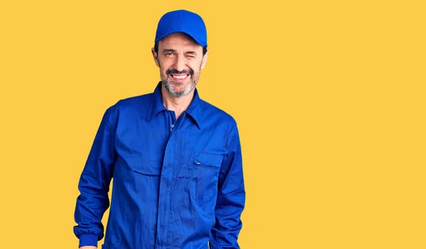 Hombre Guapo Mediana Edad Con Uniforme Mecánico Guiñando Ojo Mirando —  Fotos de Stock