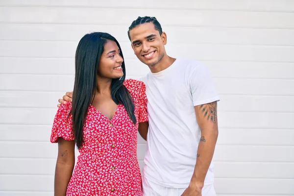 Jong Latijn Paar Glimlachen Gelukkig Knuffelen Straat Van Stad — Stockfoto