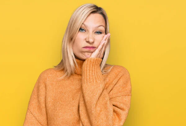 Mulher Caucasiana Meia Idade Vestindo Camisola Inverno Casual Pensando Que — Fotografia de Stock