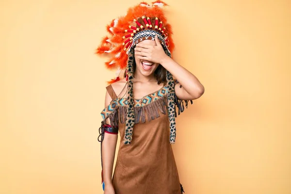 Молода Красива Латинська Дівчина Індійському Костюмі Посміхається Сміється Рукою Обличчі — стокове фото