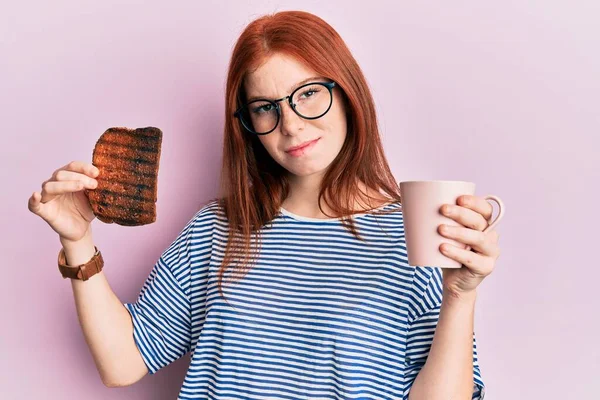 Jong Rood Hoofd Meisje Met Verbrande Toast Als Ontbijt Geen — Stockfoto