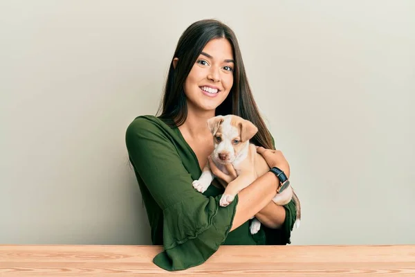 Menina Hispânica Jovem Sorrindo Feliz Abraçando Cão Sentado Mesa Sobre — Fotografia de Stock