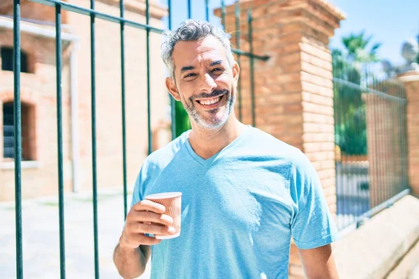 Homem Cabelos Grisalhos Meia Idade Bebendo Tomar Café Andando Rua — Fotografia de Stock