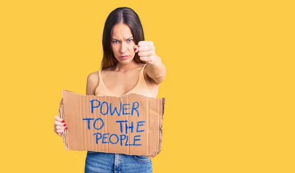 Güzel Esmer Genç Bir Kadın Gücü Elinde Tutuyor Pankart Öfkeyle — Stok fotoğraf