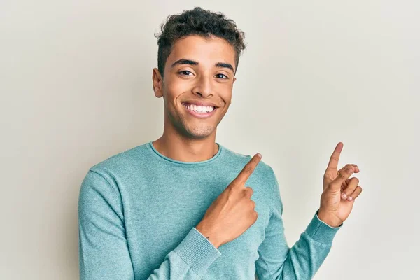 Jovem Bonito Homem Afro Americano Vestindo Roupas Casuais Sorrindo Olhando — Fotografia de Stock