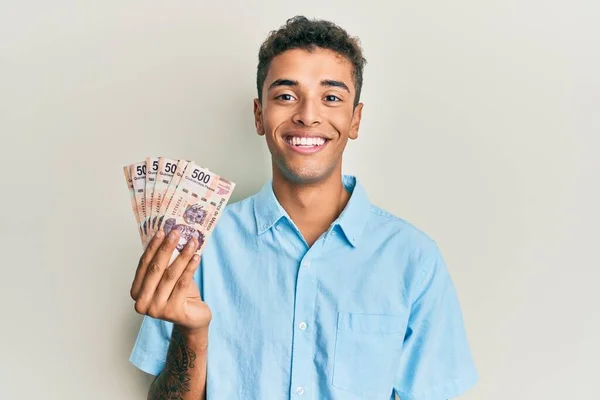 Joven Hombre Afroamericano Guapo Sosteniendo Billetes 500 Pesos Mexicanos Luciendo —  Fotos de Stock