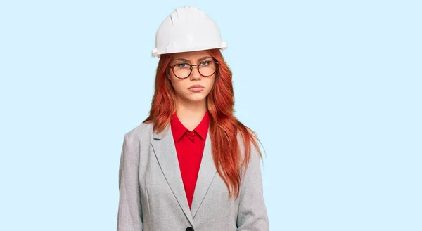 Jonge Roodharige Vrouw Draagt Architect Hardhat Sceptisch Nerveus Fronsen Boos — Stockfoto