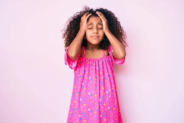 Afrikanisches Kind Mit Lockigem Haar Lässiger Kleidung Das Unter Kopfschmerzen — Stockfoto