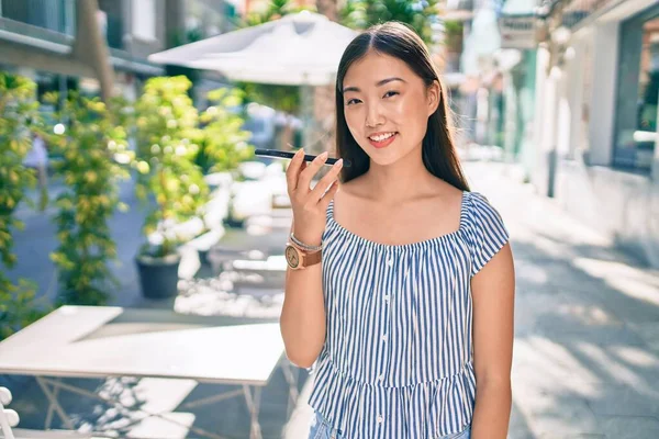 Ung Kinesisk Kvinna Ler Glad Prata Smartphone Gatan Staden — Stockfoto