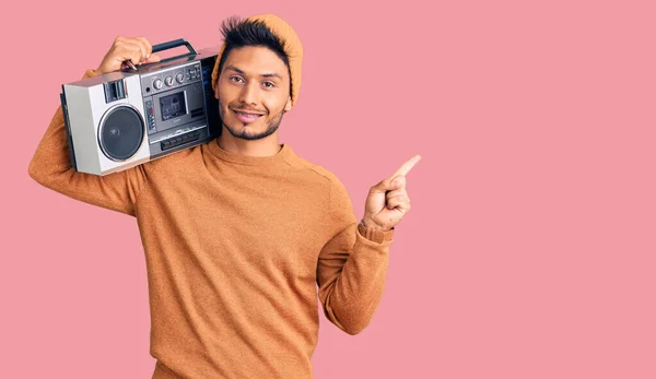 Snygg Latinamerikansk Ung Man Håller Boombox Lyssnar Musik Glad Med — Stockfoto