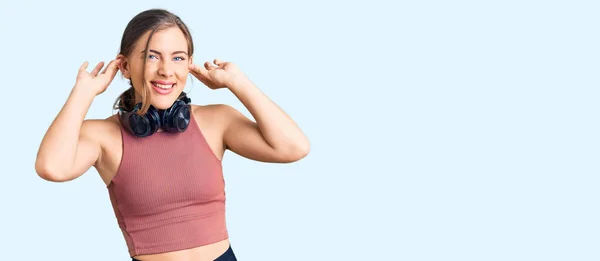 Mulher Branca Bonita Vestindo Roupas Ginástica Usando Fones Ouvido Sorrindo — Fotografia de Stock