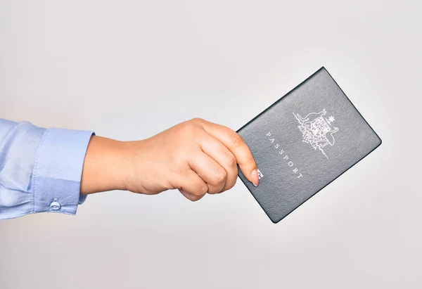 Mano Mujer Joven Caucásica Sosteniendo Documento Pasaporte Australiano Australia Sobre —  Fotos de Stock