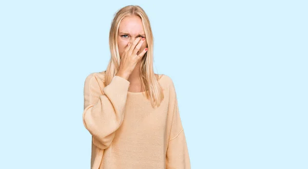 Giovane Ragazza Bionda Con Indosso Vestiti Casual Che Odorano Qualcosa — Foto Stock