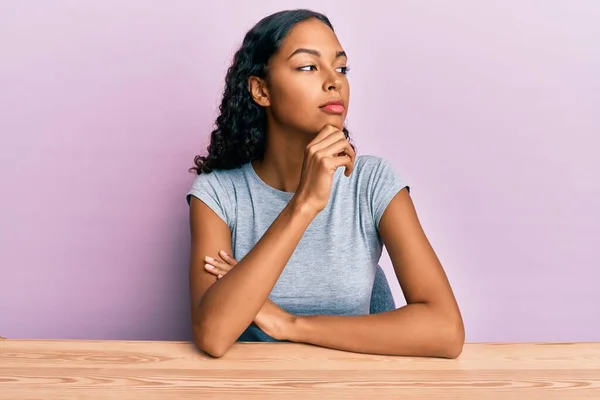 Ung Afrikansk Amerikansk Flicka Klädd Avslappnade Kläder Sitter Bordet Med — Stockfoto