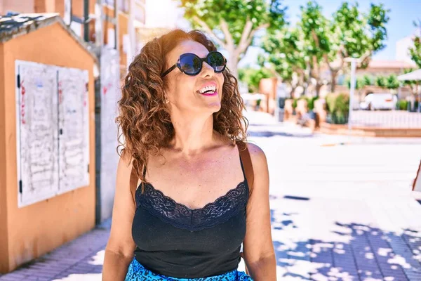 Μέση Ηλικία Όμορφη Ισπανόφωνη Γυναίκα Φορώντας Casual Ρούχα Και Γυαλιά — Φωτογραφία Αρχείου