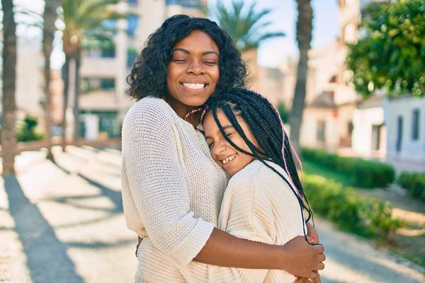 Mooie Afrikaanse Amerikaanse Moeder Dochter Glimlachend Knuffelend Staande Met Een — Stockfoto