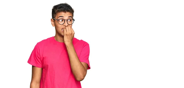 若いハンサムなアフリカ系アメリカ人の男性は 口の爪をかむ上で手でストレスと神経を見てカジュアルな服を着ている 不安の問題 — ストック写真