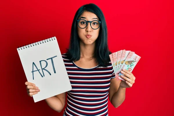 Hermosa Mujer Joven Asiática Sosteniendo Cuaderno Arte 100 Nuevos Zelanda — Foto de Stock