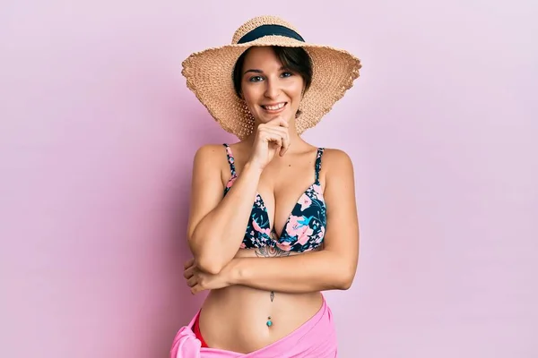 Kısa Saçlı Bikinili Şapkalı Genç Esmer Kadın Kameraya Kolları Çapraz — Stok fotoğraf