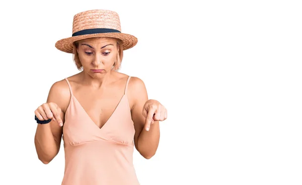 Mujer Rubia Joven Con Sombrero Verano Apuntando Hacia Abajo Con —  Fotos de Stock