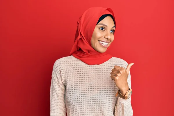 Jovem Afro Americana Vestindo Tradicional Lenço Islâmico Hijab Apontando Polegar — Fotografia de Stock