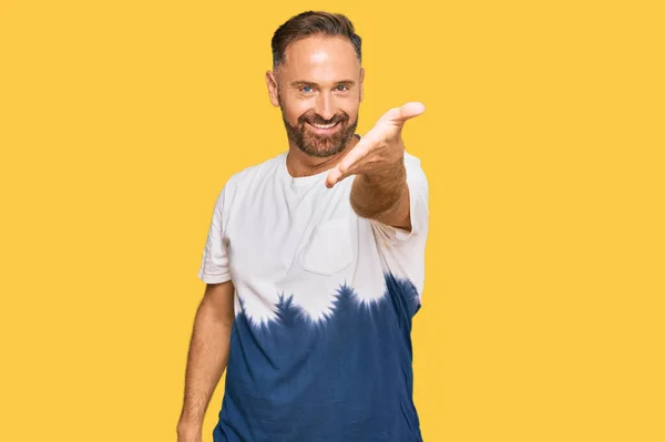 Bonito Homem Meia Idade Vestindo Gravata Casual Tshirt Sorrindo Amigável — Fotografia de Stock