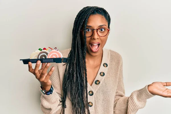 Afroamerikanerin Hält Tortenbonbons Und Feiert Leistung Mit Glücklichem Lächeln Und — Stockfoto