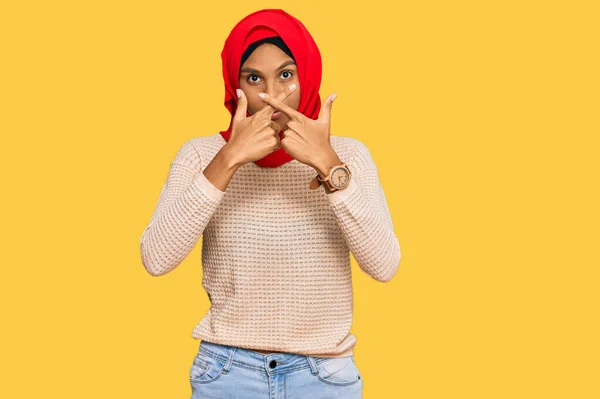 若いアフリカ系アメリカ人女性は 伝統的なイスラムのヒジャーブスカーフ拒否表現を身に着けています否定的なサインを行う指を横断 — ストック写真