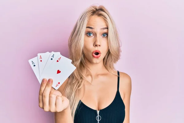 Красивая Кавказская Блондинка Держит Туз Покер Карты Напуганы Поражены Открытым — стоковое фото