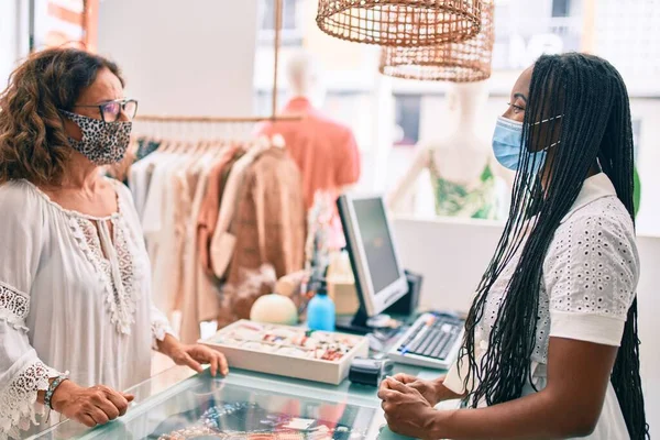 Jeune Commerçante Afro Américaine Portant Masque Médical Travaillant Dans Magasin — Photo