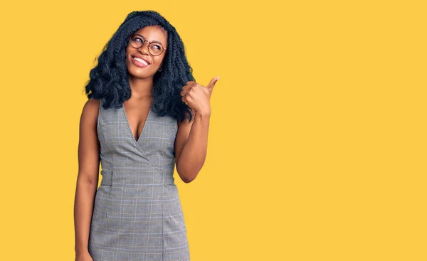 Прекрасна Афро Американська Жінка Діловому Вбранні Окуляри Посміхаються Щасливим Обличчям — стокове фото