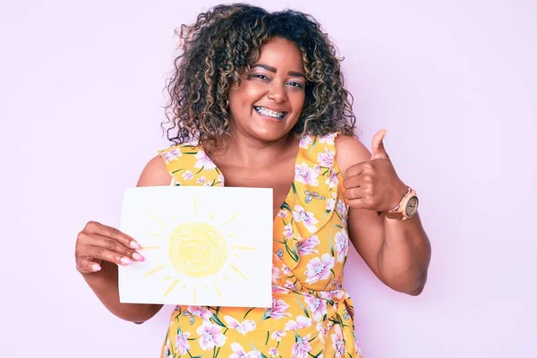 Jovem Afro Americana Size Mulher Segurando Sol Desenhar Sorrindo Feliz — Fotografia de Stock